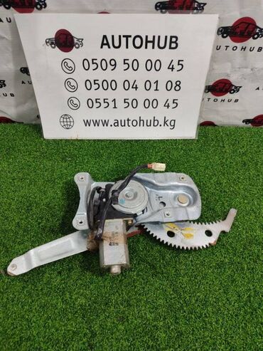 Другие автозапчасти: Стеклоподъемник Mazda Familia BJ5W 1500 2000 задн. лев. (б/у) КУЗОВНЫЕ