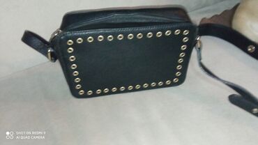 zenski kais duzine cm: Zenska crna torbica sa zlatnim nitnicama,par puta nosena,bez ostecenja