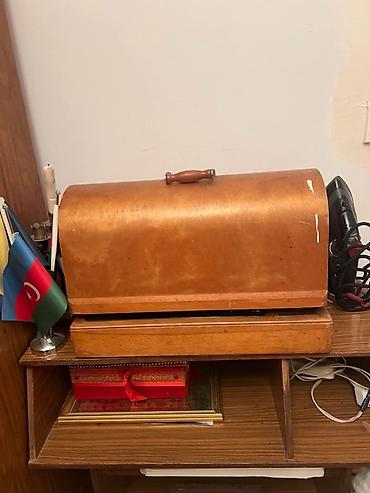 İncəsənət və kolleksiyalar: Məhsul: Klassik mexaniki tikiş maşını, taxta qutu/korpusla Təsvir: - — 1
