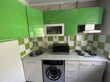 кухния мебел: Кухонный гарнитур, цвет - Зеленый, Б/у