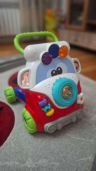 Игрушки: Chicco markalı, qırmızı, ağ və yaşıl rənglərdə olan uşaq gəzdiricisi