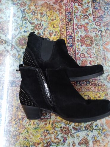 Çəkmələr: Qadın botları – 2 model 1) Qara süet qısa botlar - Material: yumşaq