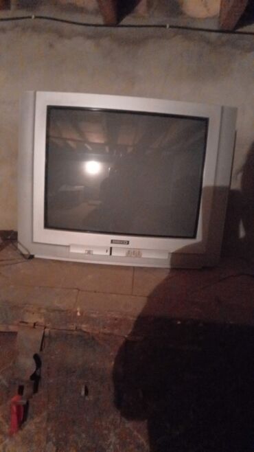 Televizorlar: Televizor gümüşü rəngdədir. Ön tərəfində idarəetmə düymələri və kiçik