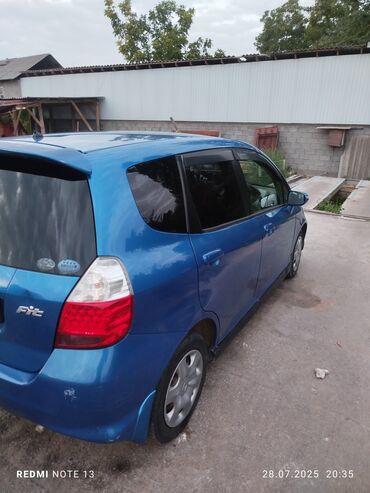 наклейки хонда: Синий хэтчбек Honda Fit с пятью дверями и характерным спортивным