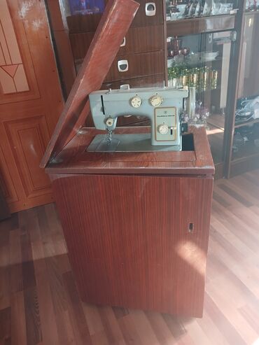 Ütülər və buxarlayıcılar: Tikiş maşını ilə birlikdə qəhvəyi rəngli şkaf təklif olunur. Maşının