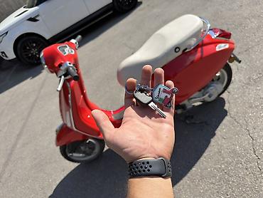 vespa: Italyandır,tezedir,18 km zavod test yürüşündədir,dekor kimi istifade — 5