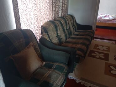 дешевые диваны: Прямой диван, цвет - Зеленый, Б/у