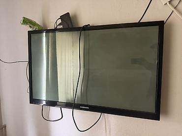 Телевизор Samsung, диагональ ориентировочно 40–46". Плоская панель с