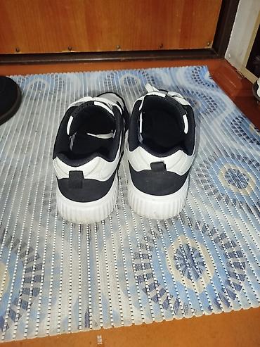 Ayaqqabılar: Ağ sport ayaqqabiynan barter ederem.3 ay geyinilib — 3