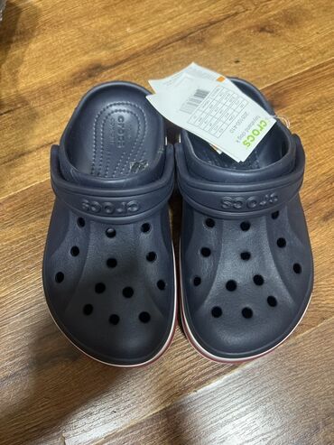 скандия обувь детская зимняя: Детские сабо Crocs выполнены в темно-синем цвете с красной полосой по