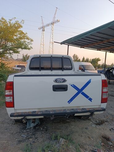 Bu, açıq rəngli, yığcam pikap yük maşınıdır. Arxa hissədə Ford loqosu