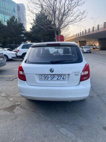 Skoda: Skoda Fabia, ağ rəng, 5 qapılı hetçbek. Texniki və daxili — 9