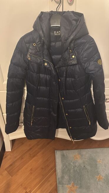 qadın üçün qış gödəkçələri: EA7 Emporio Armani qadın şişmə plaş/kurtka - Rəng: tünd göy (navy) -