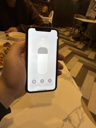 Apple iPhone: IPhone Xr, Б/у, 128 ГБ, Красный, Защитное стекло, Чехол, 79 %
