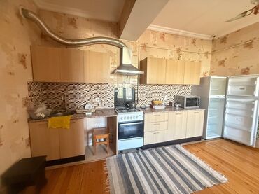 Ağac materialdan hazırlanmış müasir mətbəx dolabı dəsti. Çox az