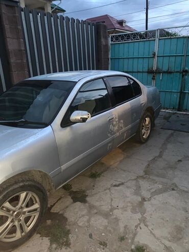 запчасти nissan maxima: Автомобиль Nissan cefira серебристого цвета. Седан подходит для