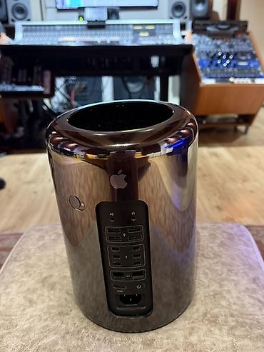 macbook pro m3 pro: Apple Mac Pro masaüstü kompüteri. Peşəkar studiyada bugunə kimi — 5