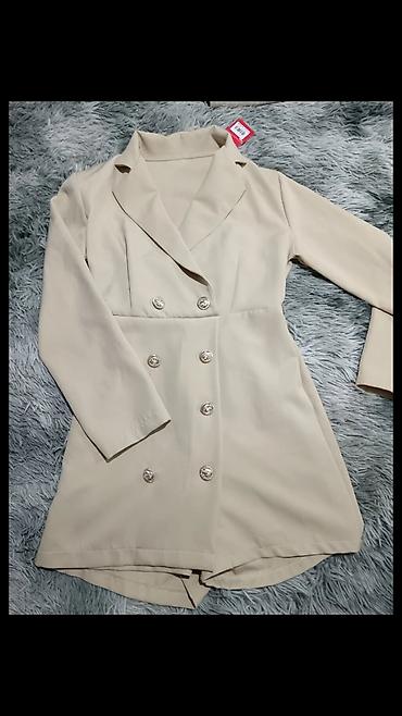 kamel boja: Elegantna bež haljina-sako (blazer dress) sa duplim kopčanjem. Model — 1