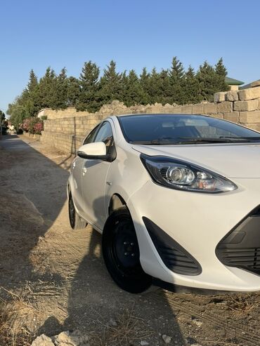 Avtomobil satışı: Toyota Aqua (Prius C) hibrid hetçbek. Xüsusiyyətlər: - Gövdə: 5