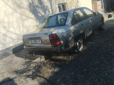Opel: Opel Omega: 1989 г., 1.8 л, Механика, Бензин, Седан