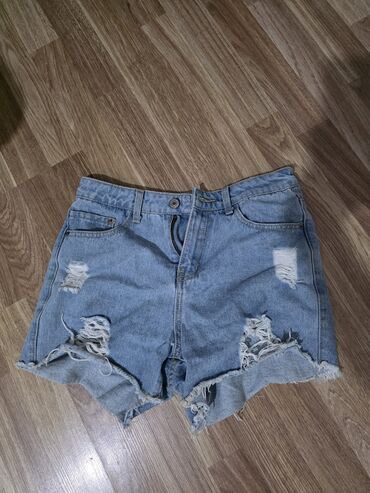 Alt paltarı: Yırtıq detal və kəsik ətəklə dizayn olunmuş qadın denim şort. - Rəng
