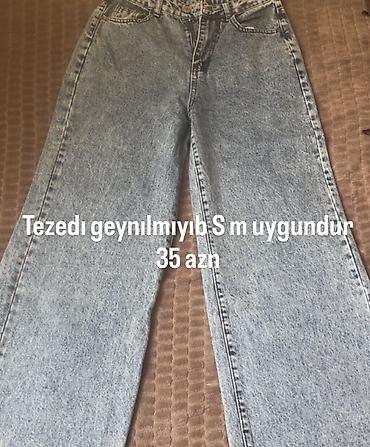 Джинсы: Yüksək belli, açıq mavi “acid wash” geniş kəsimli cins şalvar. Klassik — 1
