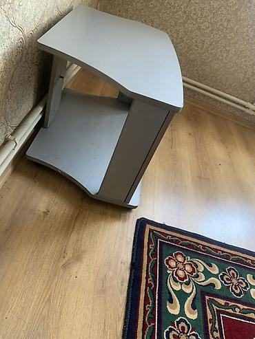stelaj polka: Boz rəngli TV/avadanlıq üçün kiçik tumbə - Künc üçün — 2