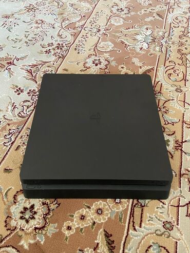 playstation 4 oyun diskleri: Plastation 4 Slim İdeal vəziyyətdədir 512gb 2 Jostik və əlavə oyun