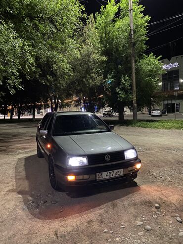 машина к5: Volkswagen Vento: 1992 г., 2 л, Механика, Газ, Седан