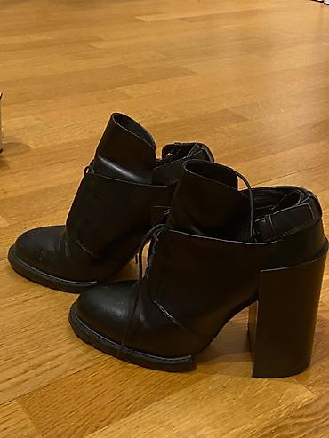 botilyon: Qadın üçün qara dəri yüksək tərəkli ayaqqabı (booties) - Model — 1