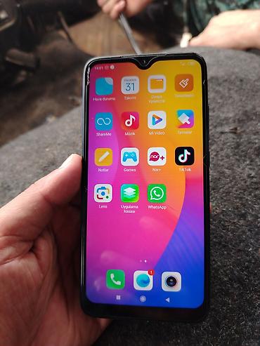 korpuslar: Redmi smartfon - Model: Redmi (M1906F9LG yazısı görünür – Redmi 8/8A — 3