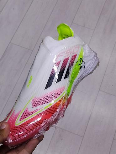 Футбольная бутса Adidas F50 (бесшнурковая). - Легкий верх из