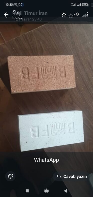 Kubiklər: Fərqli rənglərdə təklif olunan bu dekorativ kərpiclər "BMB" loqosu ilə