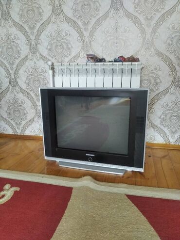 samsung tv 82 ekran qiymeti: Samsung tv boyuk diaqanal duz ekrandi isleyir