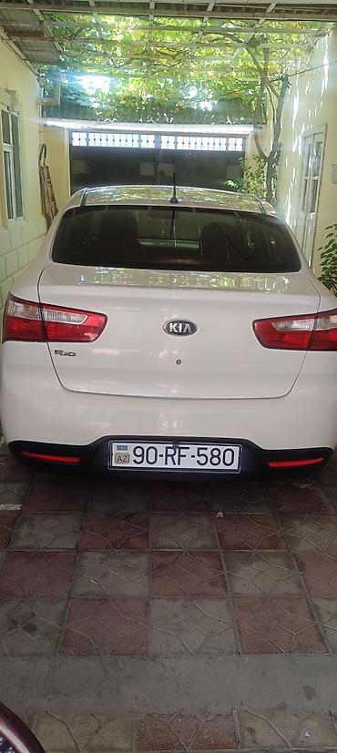 e60 guzgu: Kia Rio sedan – ağ rəng, 4 qapılı, şəhər və tras üçün qənaətcil — 3