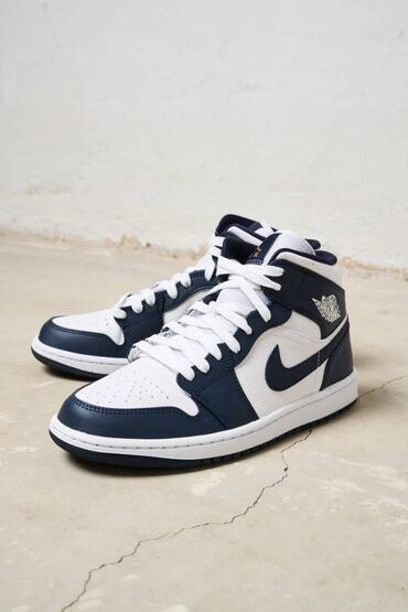 Кроссовки и спортивная обувь: Продаю новые оригинальные Nike Air Jordan 1 Mid. Цвет обсидиан Размер