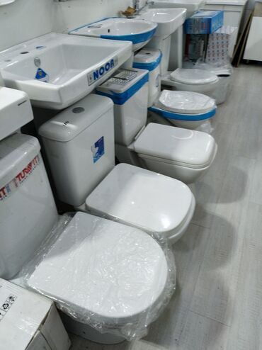 унитаз: Ağ rəngli keramika materialından hazırlanmış, quraşdırma üçün nəzərdə