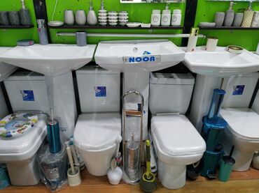 бачок для унитаза: Ağ rəngdə, keramika materialından hazırlanmış unitaz və əl-üz yuyan