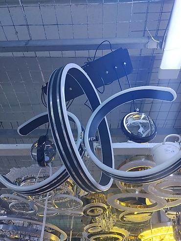 Современная потолочная люстра в дизайнерском стиле с выразительной