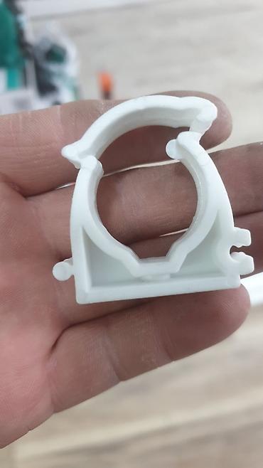 Седёлки для труб: Белая одинарная опора TEBO с защелкой. Предназначена для надежной — 24