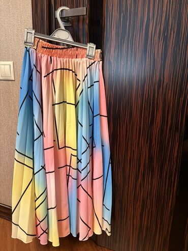 Kabrolar: Bir paket məhsul: 1) Telefon qabları (4 ədəd): - Qırmızı, diaqonal — 6