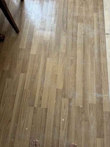 Laminat: Ağac damarlı naxışlı açıq qəhvəyi rəngli vinil döşəmə təklif olunur