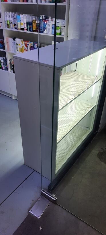 стеклянные холодильные витрины: Для аксессуаров, В наличии