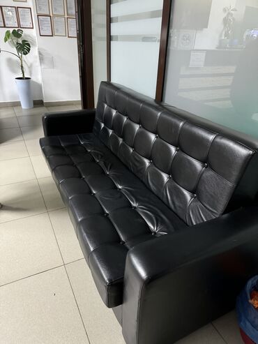 офисный диван бу: Диван-кровать, цвет - Черный, Б/у