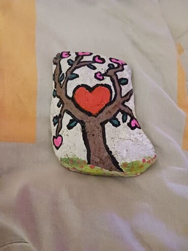 Other Home Items: Χρωματιστή πέτρα απεικονίζει ένα δέντρο με καρδιές♡♡♡
