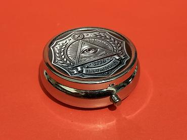 smart saat iphone: Metal həb qutusu – “Illuminati 1776” relyefli qapaq - Material — 1
