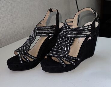 обувь зимный: Босоножки черные с серебристыми блестками