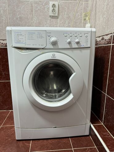 установка стиральной машинки: Стиральная машина Indesit, Б/у, Автомат, До 5 кг, Узкая