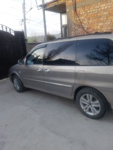 дом на колесо: Минивэн Kia Carnival бежевого цвета, предназначенный для комфортных