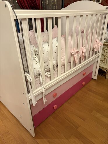 cilek mebel: Qız üçün, Dördbucaq, Beşik, Dəst ilə, Matras ilə, Yellənmə mexanizm ilə